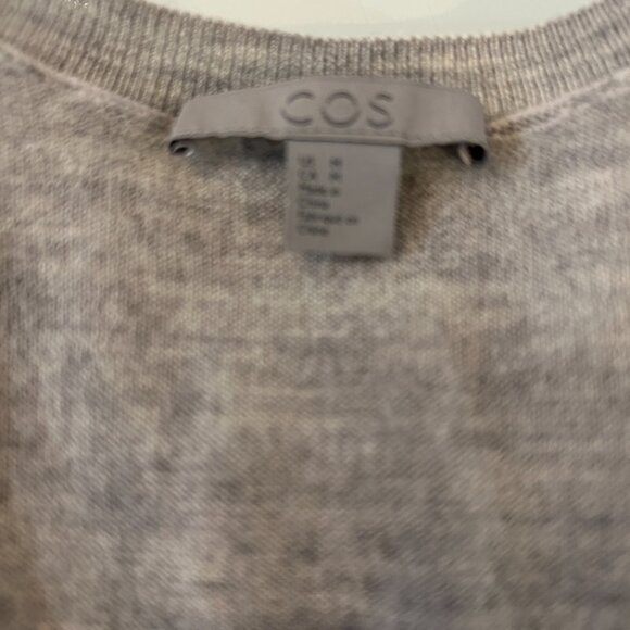 COS V- neck fine knitted merino wool sweater. - Picture 6 of 9